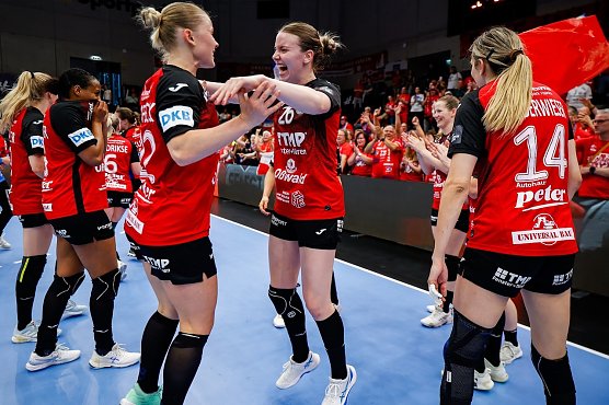 Die THC-M&auml;dels feiern ihren Halbfinalsieg gestern Abend in Graz vor ihrer "roten Wand" (Foto: THC)