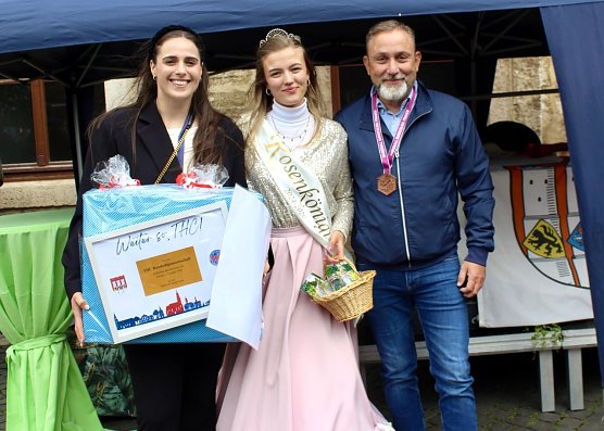 Die Stadt schenkt der Mannschaft einen Baum zum nachhaltigen Gedenken an den gr&ouml;&szlig;ten Erfolg der Vereinsgeschichte (Foto: Eva Maria Wiegand)