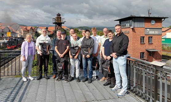 Start ins Berufsleben bei den Harzer Schmalspurbahnen (v.l.n.r.): Anne Berghof (HSB-Personalleiterin), Lukas Villbrandt, Michael Kr&ouml;ber (HSB-Betriebsratsvorsitzender), Eric Golze, Norman Just (HSB-Eisenbahnbetriebsleiter), Tim Justin Horst, Benedikt Lockemann, Oskar Kral, Jannis Gabauer, Mario Schmidt (HSB-Marketing- und Vertriebsleiter), Leo Weste und Andr&eacute; Schrader (HSB-Ausbilder) (Foto: HSB/Dirk Bahnsen)