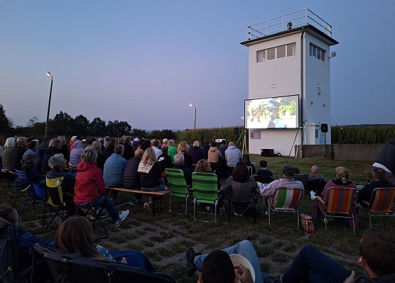 Open Air Kino am alten Grenzstreifen (Foto: Grenzlandmuseum Eichsfeld) Open Air Kino am alten Grenzstreifen (Foto: Grenzlandmuseum Eichsfeld)