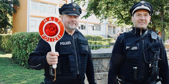 Achtung, Schulanfang: zum Start ins neue Schuljahr zeigt die Polizei vor den Schulen wieder verst&auml;rkt Pr&auml;senz, in Nordhausen startete man heute an der K&auml;the-Kollwitz Schule (Foto: agl)