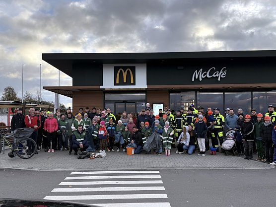 &Uuml;ber 60 Helfer fanden sich f&uuml;r die M&uuml;llsammelaktion in Breitenbach (Foto: Stadt Leinefelde-Worbis)