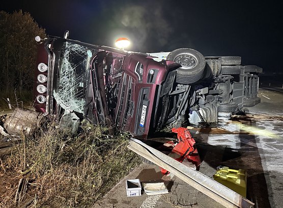 Umgekippter Laster gestern Abend auf der A 38 (Foto: Silvio Dietzel)