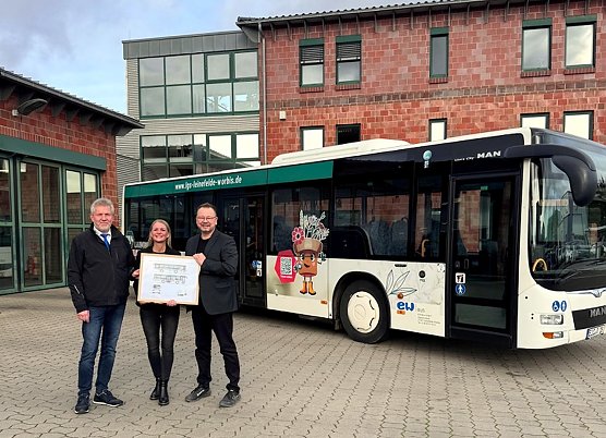 LGS-Gesch&auml;ftsf&uuml;hrer Stefan Nolte (rechts) nahm den Bus feierlich von Oliver Puff und Mariana Kohlhause entgegen. (Foto: Anna Brandt)