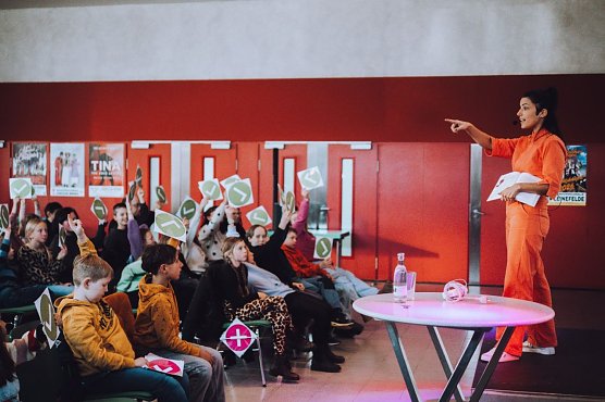 V-Moderatorin Clarissa Corrêa da Silva in der Obereichsfeldhalle (Foto: Stadt Leinefelde-Worbis) V-Moderatorin Clarissa Corrêa da Silva in der Obereichsfeldhalle (Foto: Stadt Leinefelde-Worbis)