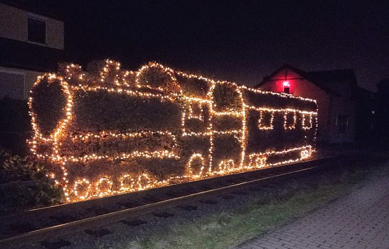 Beleuchtete "Weihnachtslok" (Foto: Regina Reichert)