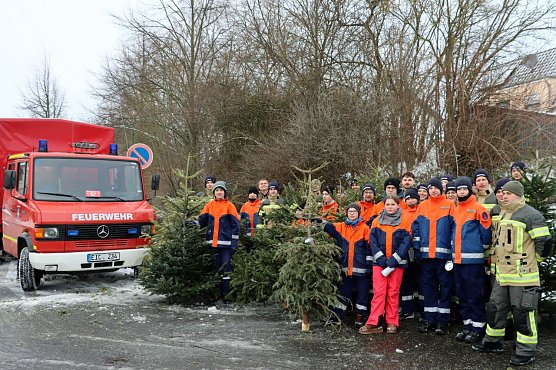 Weihnachtsbaumaktion der Jugendfeuerwehr und Pfadfinder (Foto: Niklas Jahns)