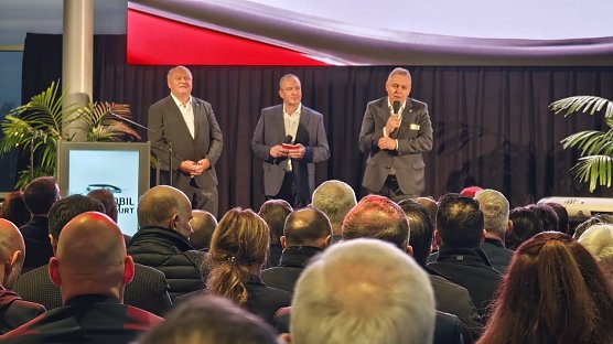 Helmut Peter (links), Michael Kynast (rechts), gemeinsam mit Moderator Ren&eacute; Pfeuffer bei der Er&ouml;ffnung (Foto: nnz)