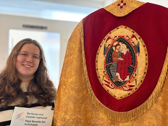 Die drei Jugendlichen brachten tats&auml;chlich das Papstgewand mit in die Schule.  (Foto: Kirchortrat Worbis)