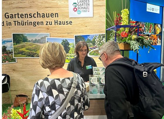 Gespräche am Stand der Landesgartenschau. (Foto: René Weißbach) Gespräche am Stand der Landesgartenschau. (Foto: René Weißbach)