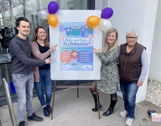 Die Initiatoren des Leinefelder Baby- und Kinderflohmarkts auf dem Flohmarkt im M&auml;rz 2024,v.l.: Markus Friedrich (Stadtteilb&uuml;ro Leinefelde S&uuml;dstadt), Janet Dietrich, Anna Hebestreit und Elisabeth Franke (Frauenzentrum Leinefelde). (Foto: Markus Friedrich/Anna Hebestreit)