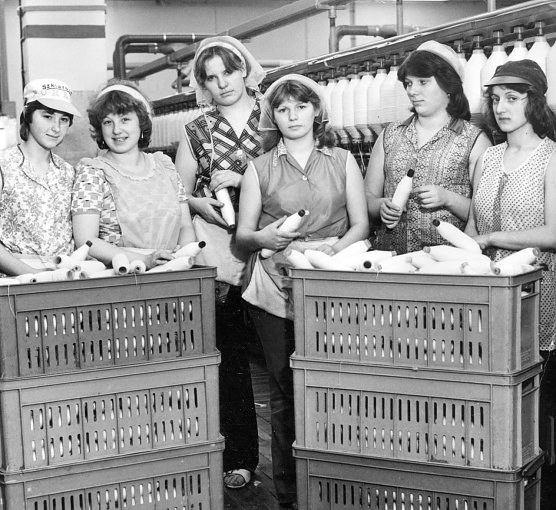 Frühere Mitarbeiterinnen der Baumwollspinnerei in Leinefelde. (Foto: Archiv Stadtverwaltung) Frühere Mitarbeiterinnen der Baumwollspinnerei in Leinefelde. (Foto: Archiv Stadtverwaltung)