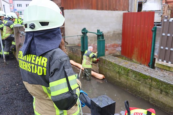 Der Regen hatte den Diesel in den M&uuml;hlgraben gesp&uuml;lt.  (Foto: Feuerwehr Heiligenstadt)