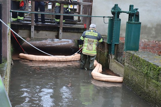 Die Wehr musste eine &Ouml;lsperre setzen. (Foto: Feuerwehr Heiligenstadt)