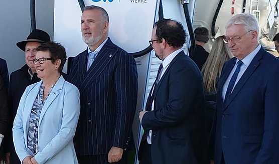 Von links: Dirk Nehrkorn, Gesch&auml;ftsf&uuml;hrer der EW Eichsfeldgas, Landr&auml;tin Dr. Marion Frant, Steffen Sch&uuml;tz, Minister f&uuml;r Digitales und Infrastruktur des Freistaates Th&uuml;ringen, Landtagspr&auml;sident Dr. Thad&auml;us K&ouml;nig und Ulrich Gabel, Gesch&auml;ftsf&uuml;hrer der Eichsfeldwerke sowie  (Foto: P. Panse)