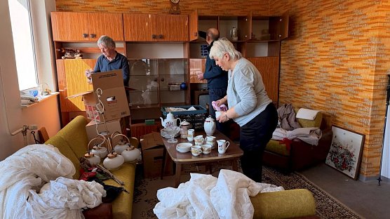 Das Wohnzimmer ist fast schon wieder im Original einger&auml;umt.  (Foto: Ren&eacute; Wei&szlig;bach)