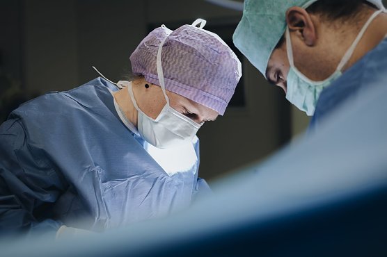 Chef&auml;rztin Schirrmacher (links) w&auml;hren einer OP (Foto: SHK)