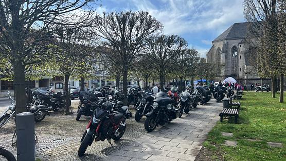 Motorr&auml;der stehen auf dem Markplatz in Ellrich. (Foto: Cornelia Wilhelm)