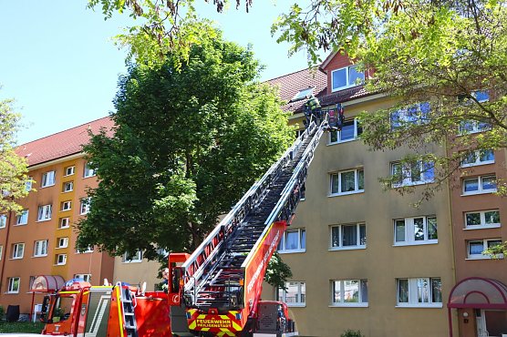 Mit der Drehleiter r&uuml;ckte die Heiligenst&auml;dter Feuerwehr an. (Foto: Niklas-Finn Beck)