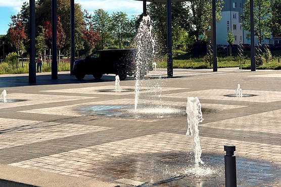 Der Brunnen vor der Eichsfeldhalle sprudelt wieder (Foto: Stadt Leinefelde-Worbis)
