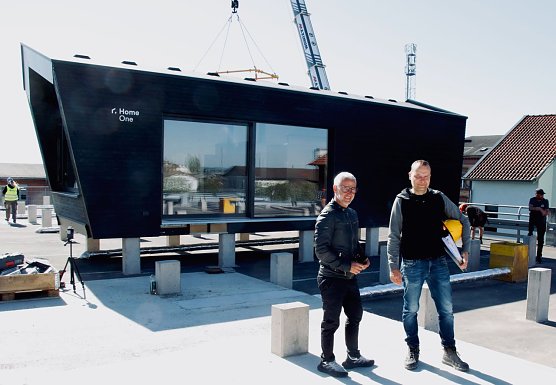 Bild: Bauunternehmer Axel Heck und Architekt Thomas Winkler vor dem ersten der zw&ouml;lf "Tiny" H&auml;user