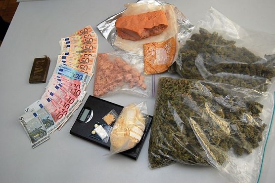 Sicher gestellt: Drogen und Bargeld (Foto: Polizei)