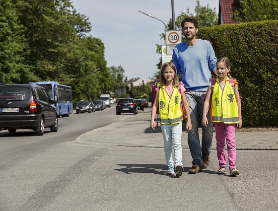 Bild: Vorbildrolle der Eltern: Kinder ahmen falsches Verhalten schnell nach