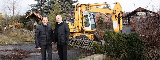 Bild: Andreas und Helmut Peter auf dem neuen Grundst&uuml;ck