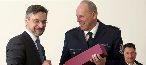Bild: Offiziell von Staatssekret&auml;r G&ouml;tze in sein neues Amt eingef&uuml;hrt: Detlev Schum (rechts)