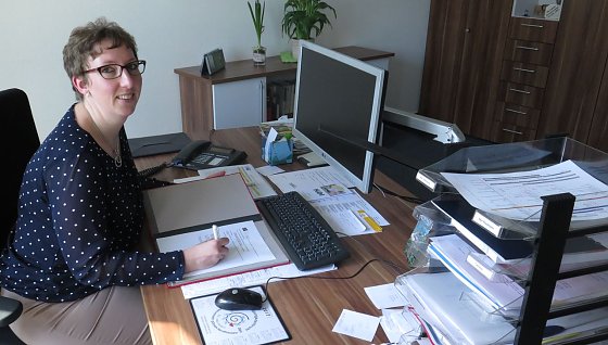 Bild: Diana Stolze am Arbeitsplatz in Nordhausen