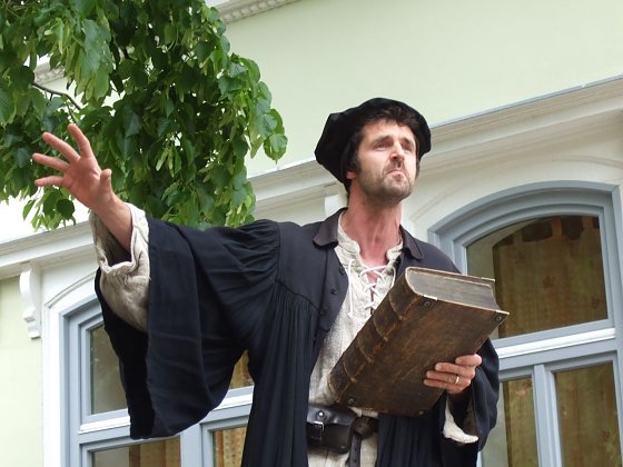 Bild: Luther predigt