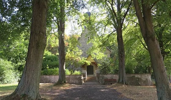 Bild: Kirche mit Allee in Bernterode