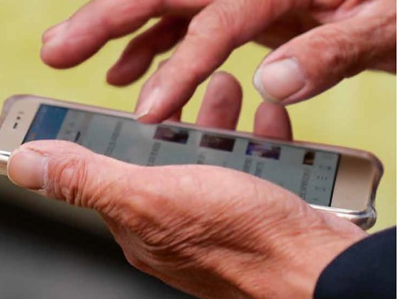 Bild: Moderne Technik auch im Alter nutzen
