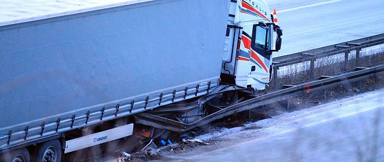 Bild: Laster kracht in Mittelleitplanke