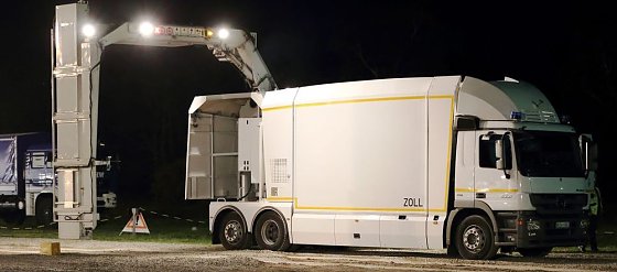 Bild: Zoll setzt schweres Ger&auml;t ein