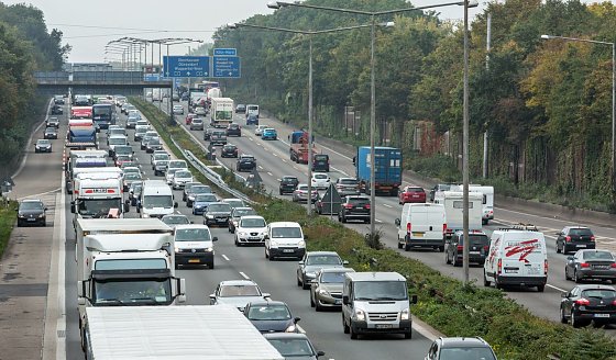 Bild: Richtiges Verhalten auf der Autobahn