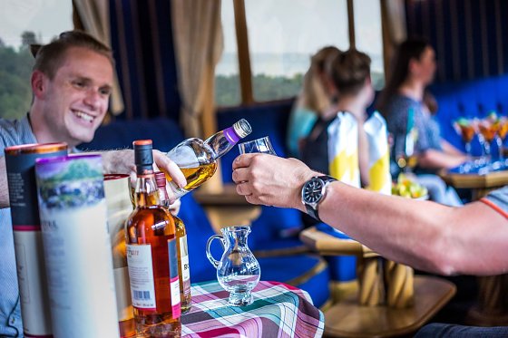 Bild: Exklusives Whisky-Tasting als neues Angebot der Harzer Schmalspurbahnen im Salonwagen