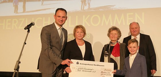 Bild: Scheck an Hoherode-F&ouml;rderverein &uuml;bergeben