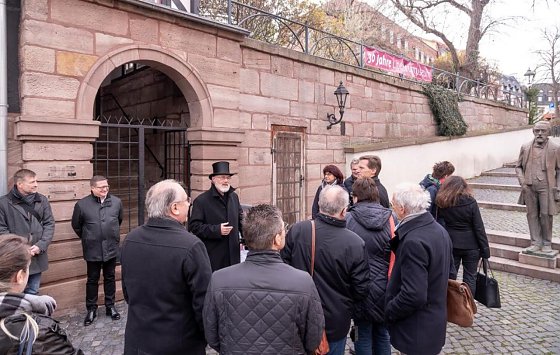 Bild: Vor dem Literaturmuseum