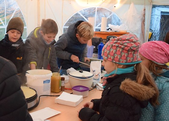 Bild: Kinder beim Weihnachtsmarkt