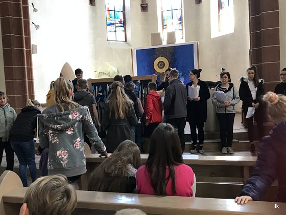 Bild: Kinder gehen zum Kreuz