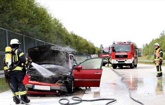 Bild: Brennendes Auto gel&ouml;scht