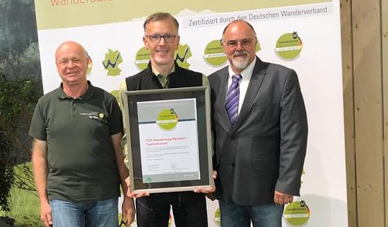 Bild: v.l.n.r. Markus Horn Rad- und Wanderwegebeauftragter des Landkreis Eichsfeld, Uwe M&uuml;ller, Naturpark Eichsfeld-Hainich-Werratal und Uwe Wedekind von der Verwaltungsgemeinschaft Hanstein-Rusteberg.