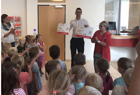 Bild: &Uuml;bergabe Schecks