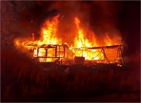 Bild: Feuer vernichtet Sch&uuml;tzenhaus
