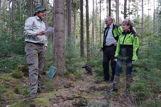 Bild: Birgit Keller informiert sich im Wald