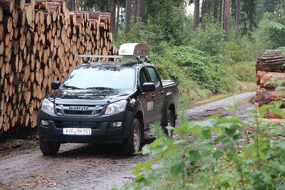 Bild: High-Tech als unspektakul&auml;rer KFZ-Dachaufbau: Gleichsam im Vorbeigleiten werden die Holzpolter fotooptisch vermessen und die Daten direkt ins verkaufszust&auml;ndige Forstamt &uuml;bertragen
