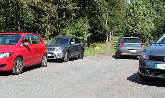 Bild: Durch Waldbesucher zugeparkte Forstwege behindern immer wieder die Einsatzkr&auml;fte: Hier f&auml;hrt kein Feuerwehrfahrzeug zum Brandherd