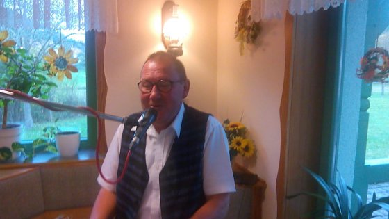 Bild: J&uuml;rgen Vockerodt lie&szlig; mit Charme und Witzen das Lokal vor lachen erbeben.