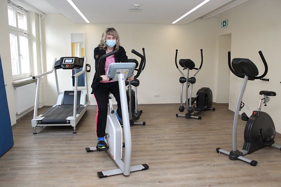 Bild: Jacqueline Liesegang trainiert in ihrem eigenen Tempo t&auml;glich im Rahmen der Multimodalen Schmerztherapie am Kraftaufbau und der Beweglichkeit ihres K&ouml;rpers.